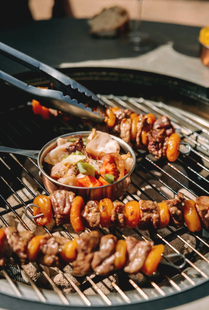 Cuisiner sur une table barbecue plancha